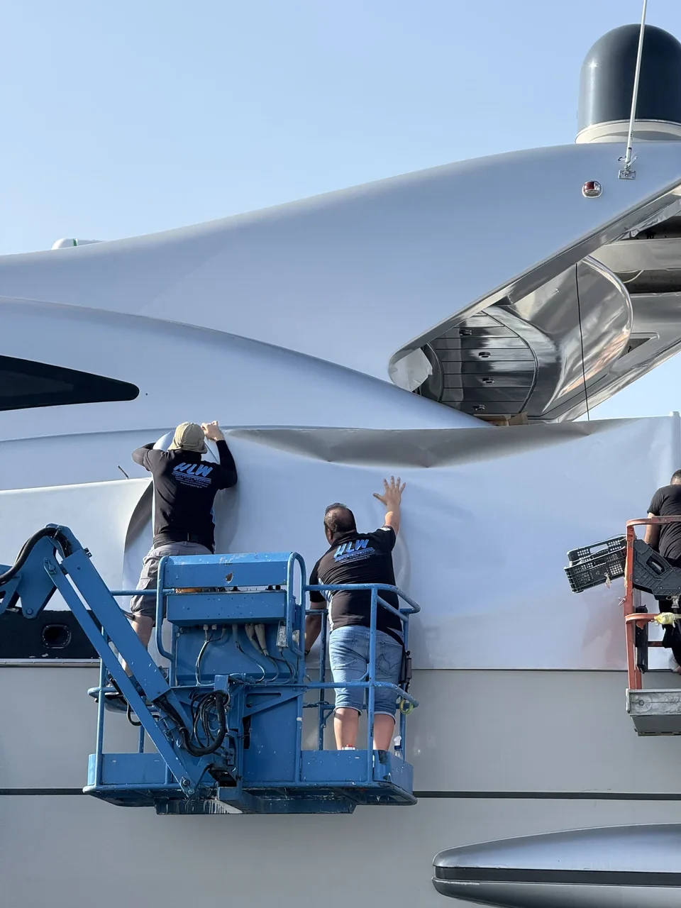 Instalación de revestimiento exterior en embarcación